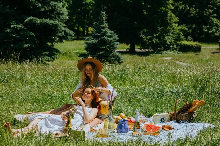 How to Plan a Simple Picnic at a Local Park